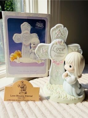 1994 Precious Moments "Love Blooms Eternal" Figurine Like New w/ Original Box 💝